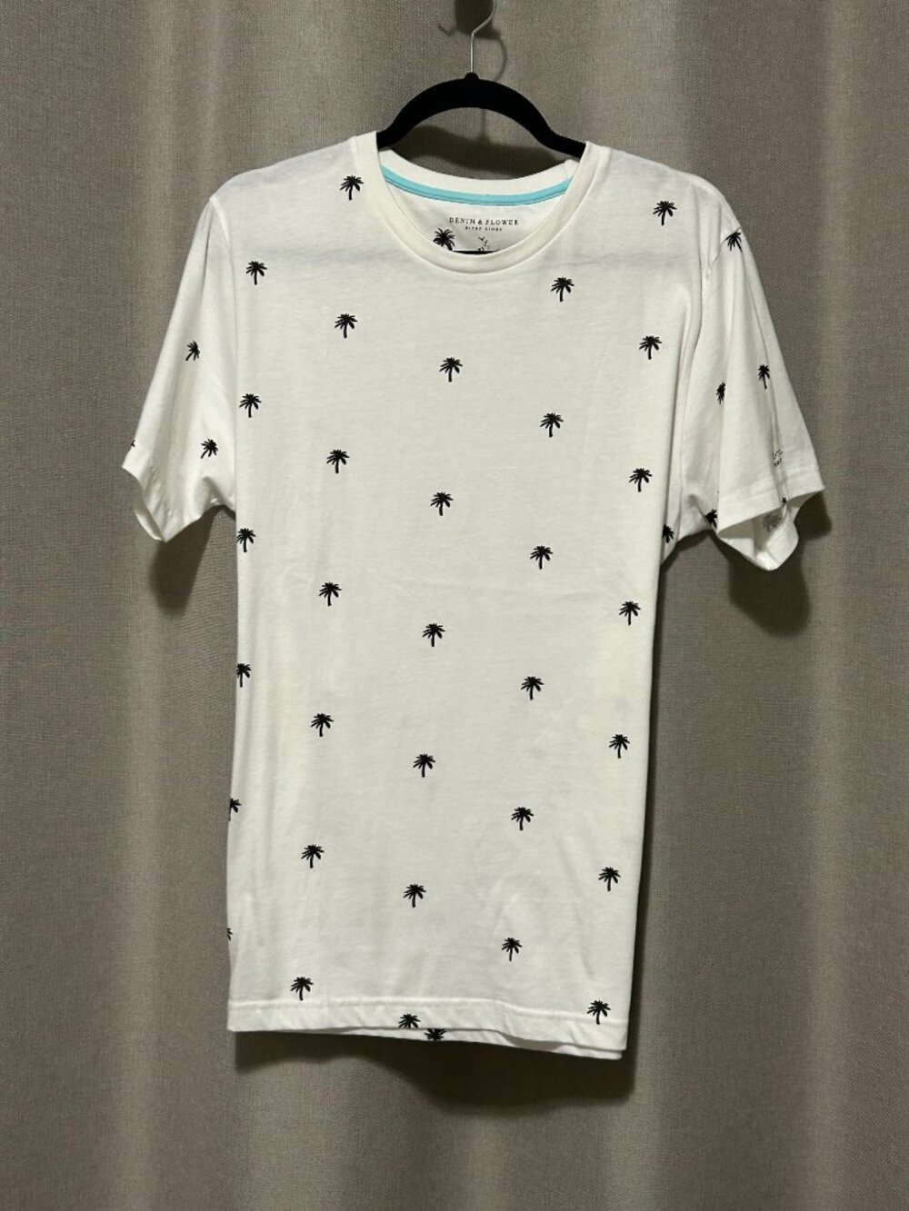 Denim & Flower White Tee. Palm Tree Print Size Large